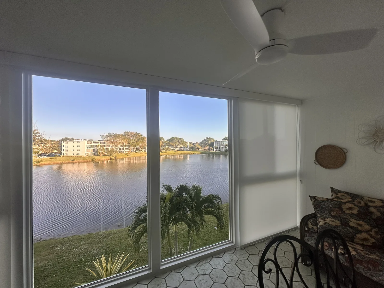 Corner windows fitted with light-filtering roller shades